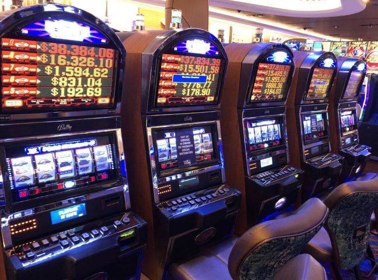 Người dùng Việt Nam chơi game slot bongdalu 4 trên điện thoại di động